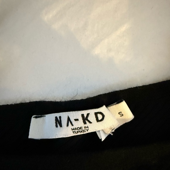 NAK Black V-Neck Ribbed Camisole - Picture 2 of 3